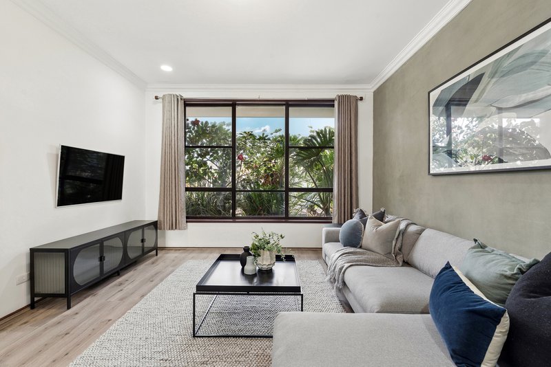 Photo - 4 Eurora Court, Taylors Lakes VIC 3038 - Image 2