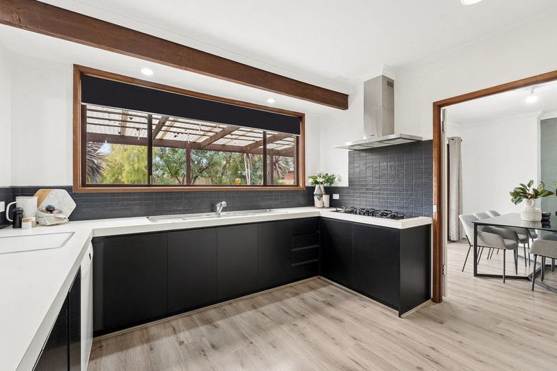 Photo - 4 Eurora Court, Taylors Lakes VIC 3038 - Image 4