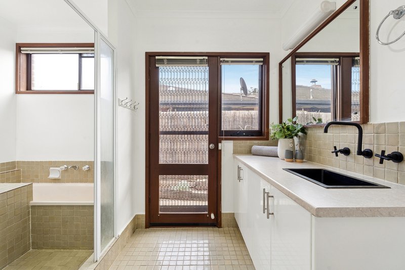 Photo - 4 Eurora Court, Taylors Lakes VIC 3038 - Image 8