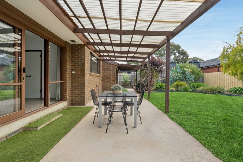 Photo - 4 Eurora Court, Taylors Lakes VIC 3038 - Image 11