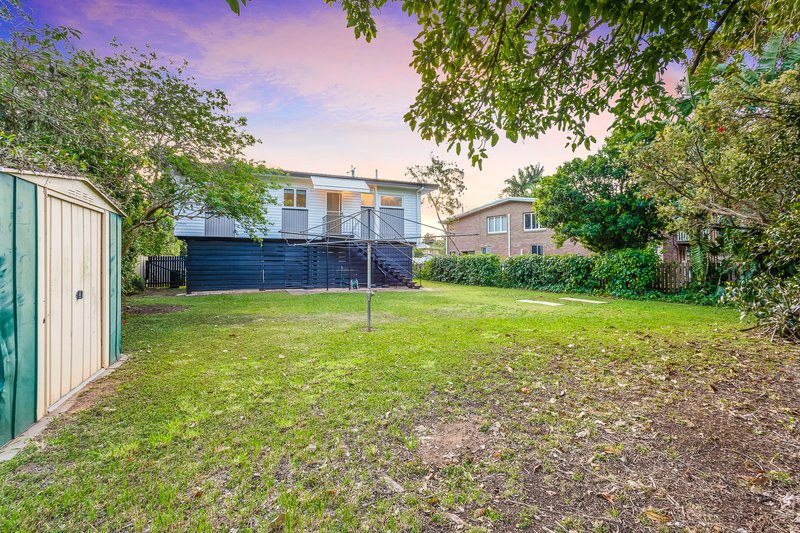 Photo - 4 Evelyn Street, Kallangur QLD 4503 - Image 6