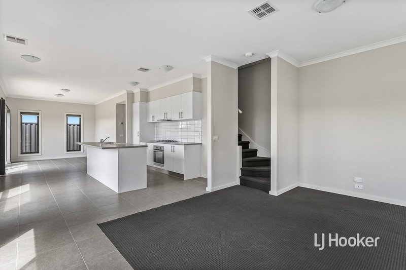 Photo - 4 Everglade Crescent, Roxburgh Park VIC 3064 - Image 2