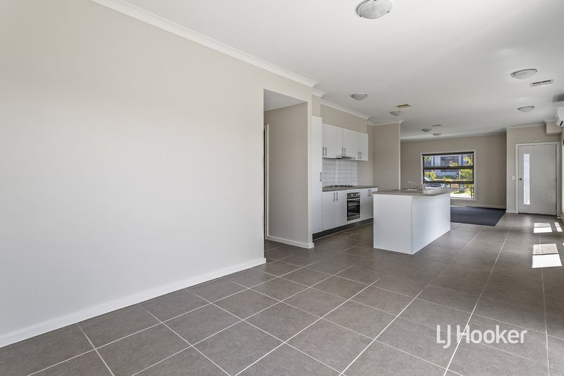 Photo - 4 Everglade Crescent, Roxburgh Park VIC 3064 - Image 6