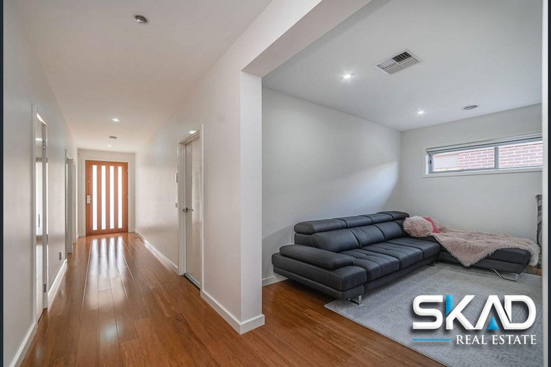 Photo - 4 Evergreen Cres , Craigieburn VIC 3064 - Image 2