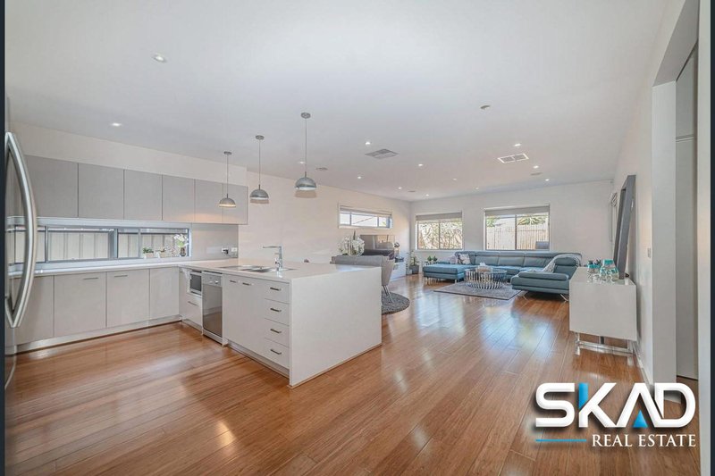 Photo - 4 Evergreen Cres , Craigieburn VIC 3064 - Image 3