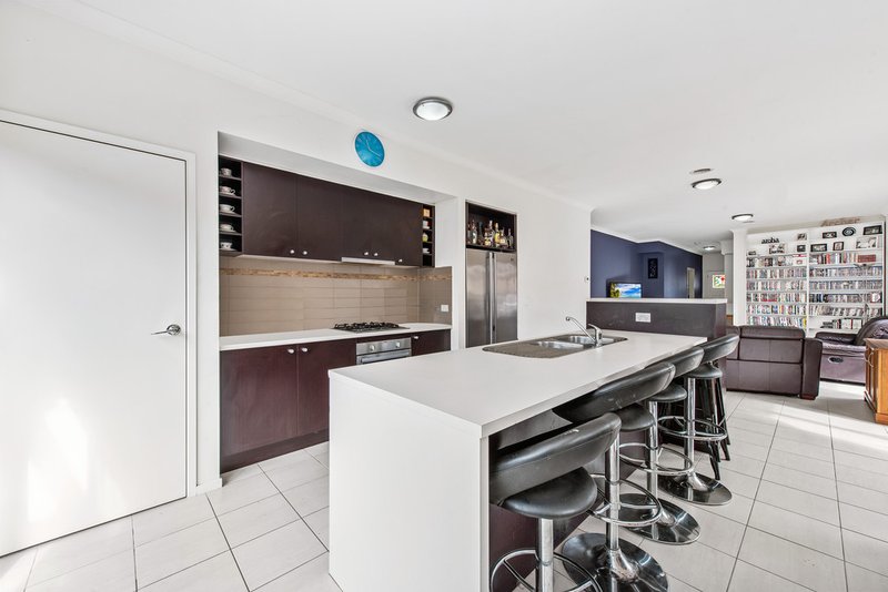 Photo - 4 Fairchild Place, Pakenham VIC 3810 - Image 2