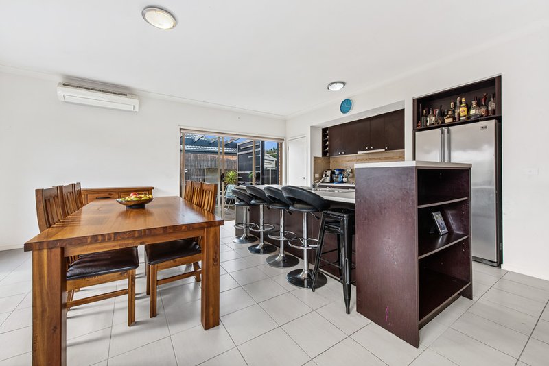 Photo - 4 Fairchild Place, Pakenham VIC 3810 - Image 3