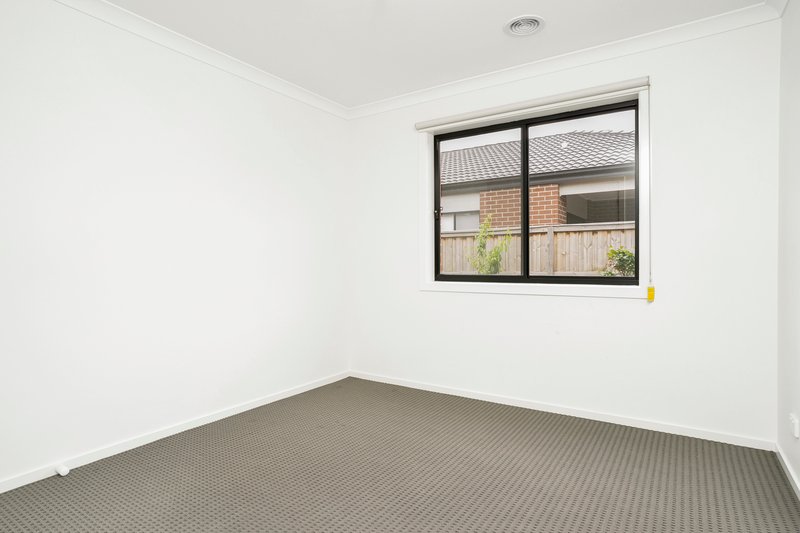 Photo - 4 Fairhall Avenue, Werribee VIC 3030 - Image 5