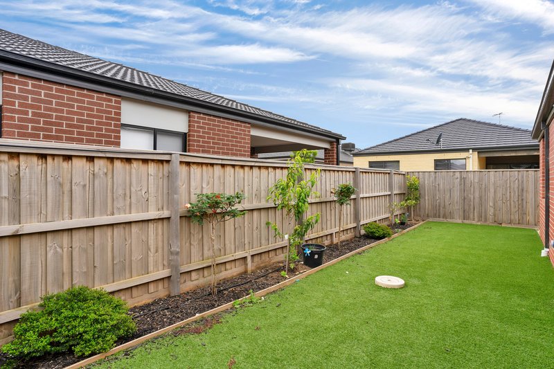 Photo - 4 Fairhall Avenue, Werribee VIC 3030 - Image 9