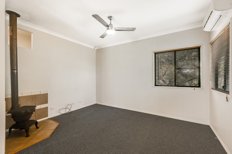 Photo - 4 Farquharson Street, Harristown QLD 4350 - Image 2