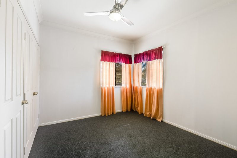 Photo - 4 Farquharson Street, Harristown QLD 4350 - Image 7