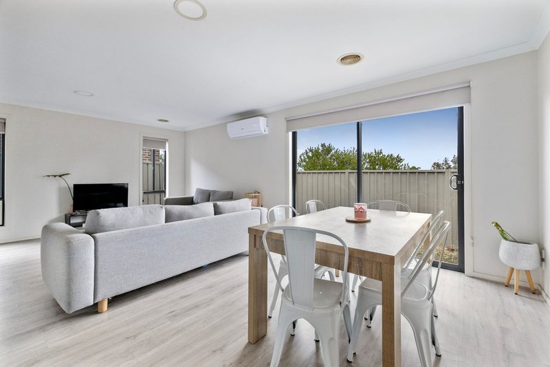 Photo - 4 Farrow Place, Bacchus Marsh VIC 3340 - Image 3