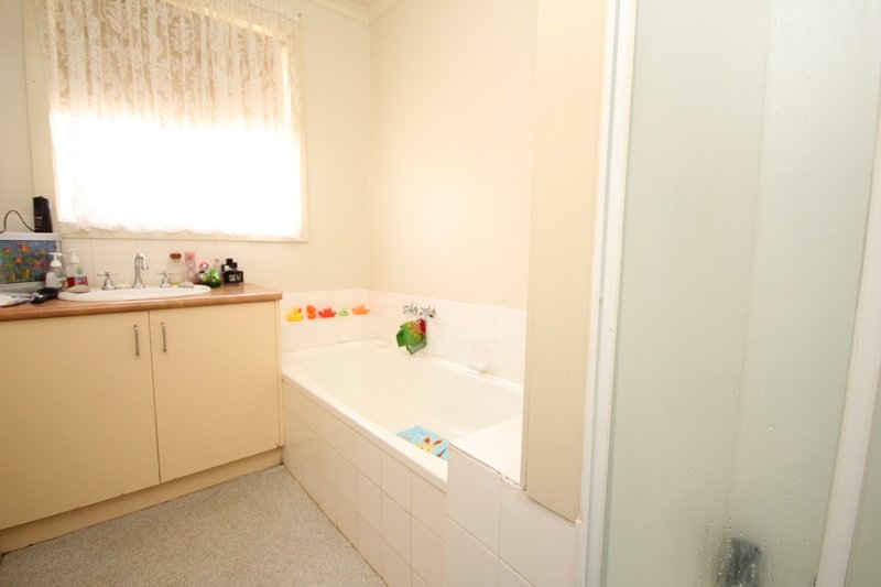 Photo - 4 Felstead Avenue, Horsham VIC 3400 - Image 8