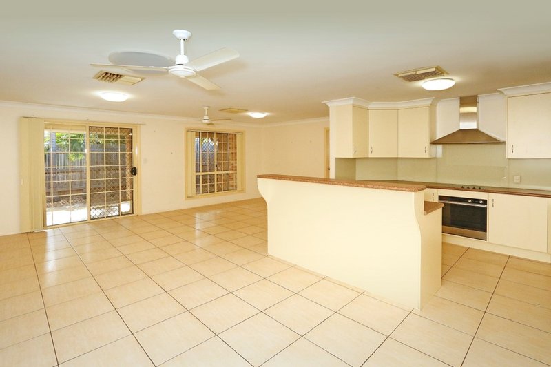 Photo - 4 Ferndale Place, Norman Gardens QLD 4701 - Image 3