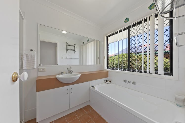 Photo - 4 Fernlea Street, Burnside QLD 4560 - Image 8