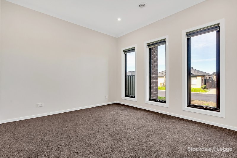 Photo - 4 Finchley Way, Craigieburn VIC 3064 - Image 3