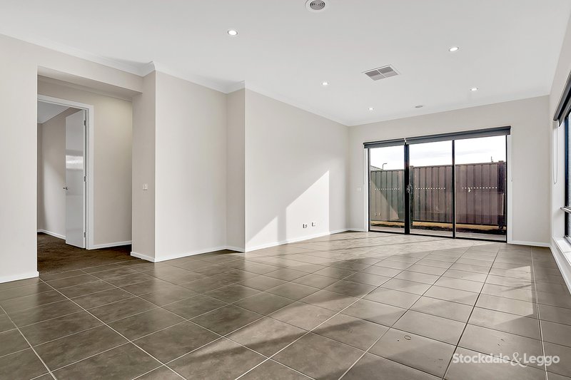 Photo - 4 Finchley Way, Craigieburn VIC 3064 - Image 9