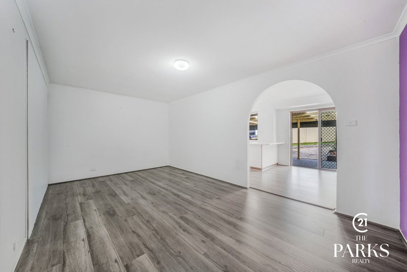 Photo - 4 Franklin Place, Bossley Park NSW 2176 - Image 2