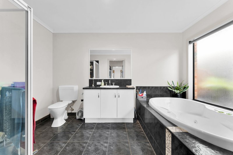 Photo - 4 Garnet Close, Skye VIC 3977 - Image 9