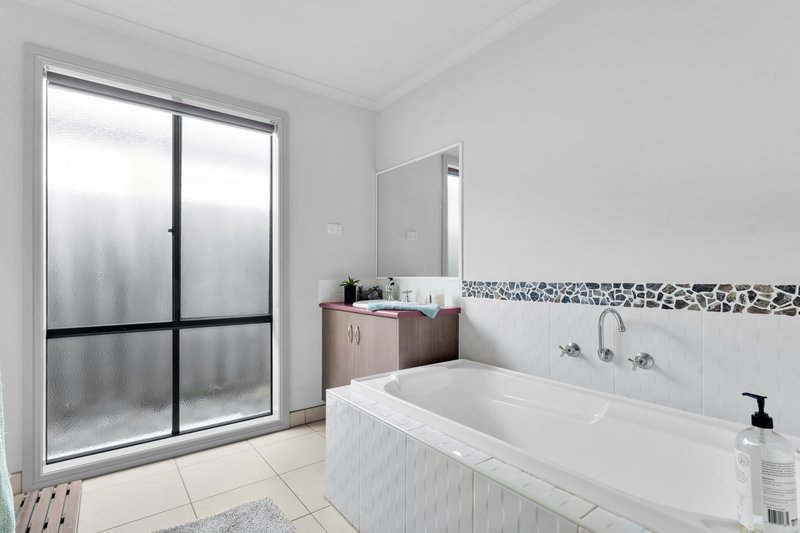 Photo - 4 Garnet Close, Skye VIC 3977 - Image 11