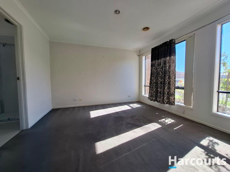 Photo - 4 Gatehouse Parade, Cranbourne East VIC 3977 - Image 2