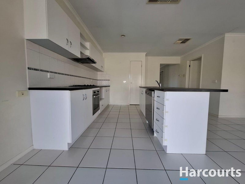 Photo - 4 Gatehouse Parade, Cranbourne East VIC 3977 - Image 5