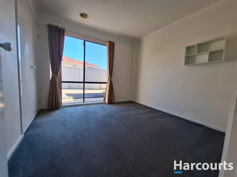 Photo - 4 Gatehouse Parade, Cranbourne East VIC 3977 - Image 7
