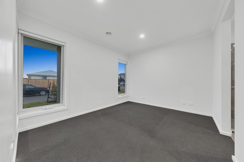 Photo - 4 Gita Crescent, Werribee VIC 3030 - Image 4