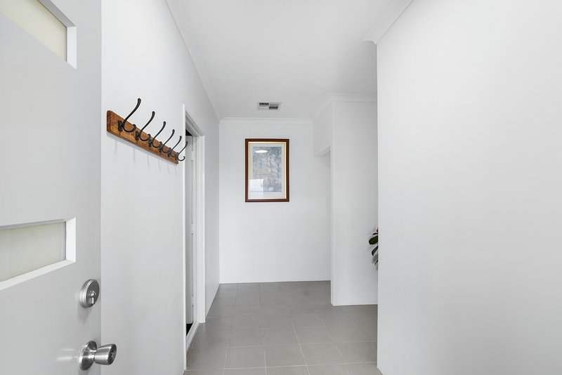 Photo - 4 Glenwhan Link, Landsdale WA 6065 - Image 4