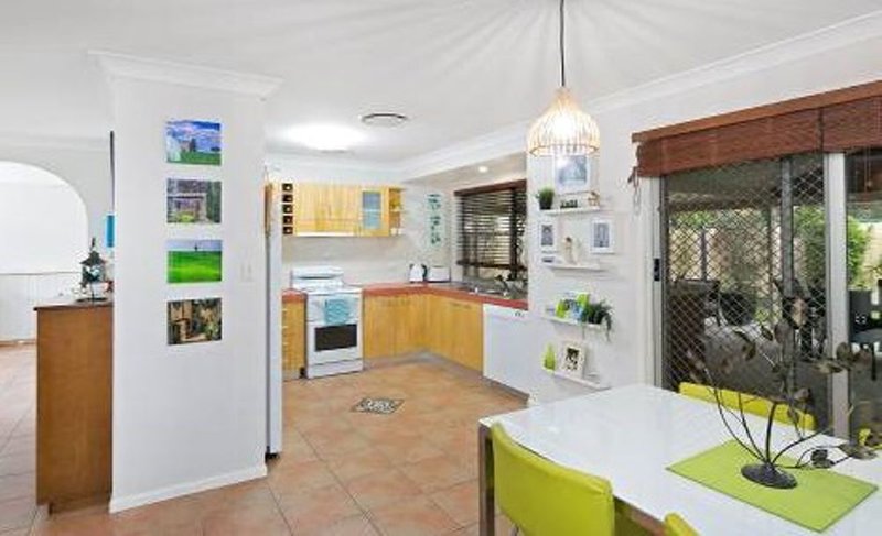 Photo - 4 Gosford Court, Rochedale South QLD 4123 - Image 2