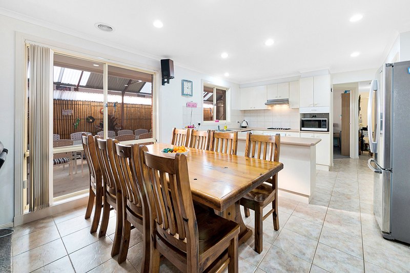 Photo - 4 Gowrie Place, Cranbourne West VIC 3977 - Image 7