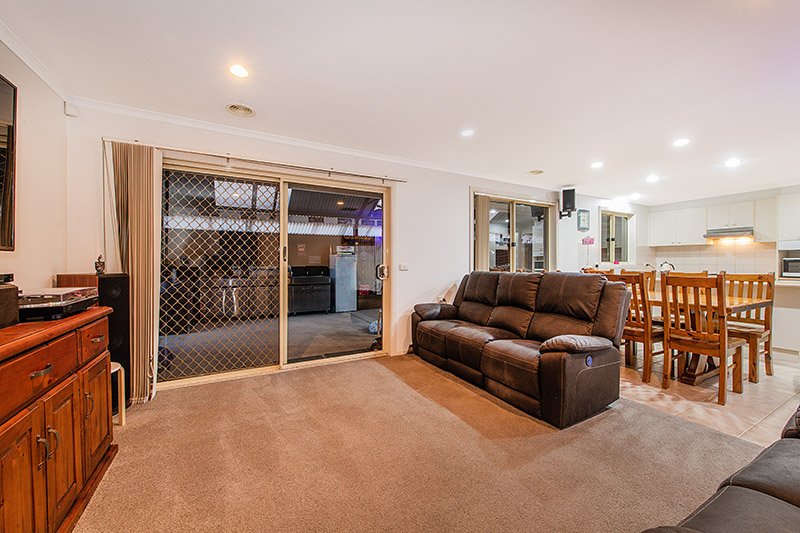 Photo - 4 Gowrie Place, Cranbourne West VIC 3977 - Image 9