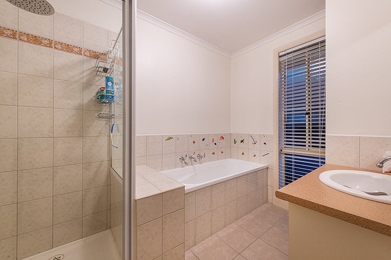 Photo - 4 Gowrie Place, Cranbourne West VIC 3977 - Image 14