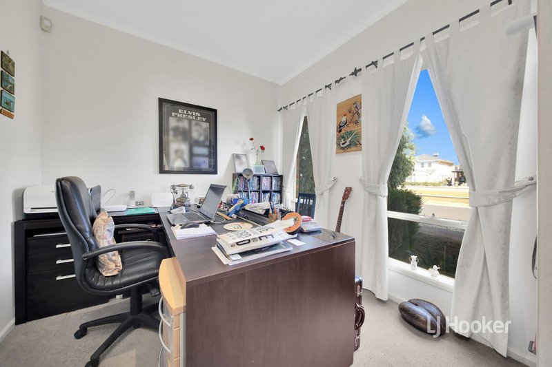 Photo - 4 Grand Canal Boulevard, Sanctuary Lakes VIC 3030 - Image 3