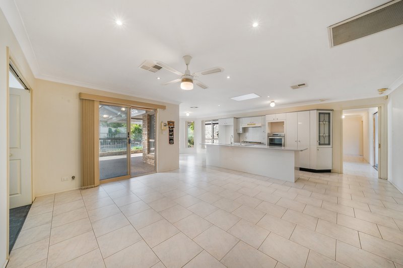 Photo - 4 Grassy Close, Hinchinbrook NSW 2168 - Image 11