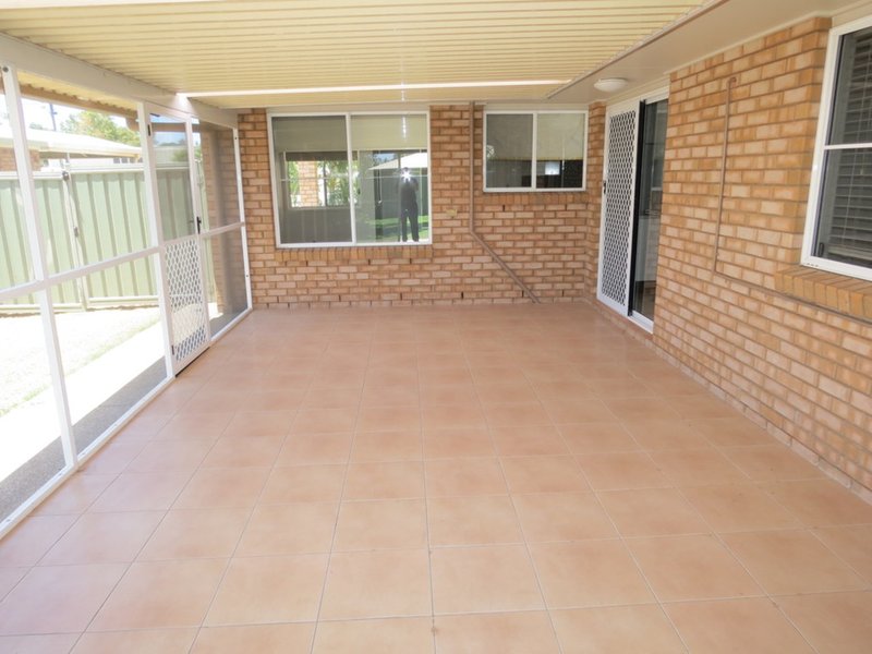 Photo - 4 Gray Street, Emerald QLD 4720 - Image 7