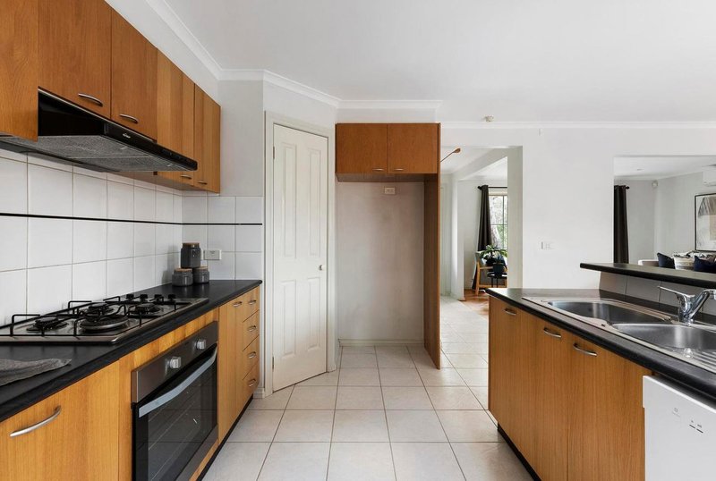 Photo - 4 Gresswell Park Drive, Watsonia VIC 3087 - Image 8