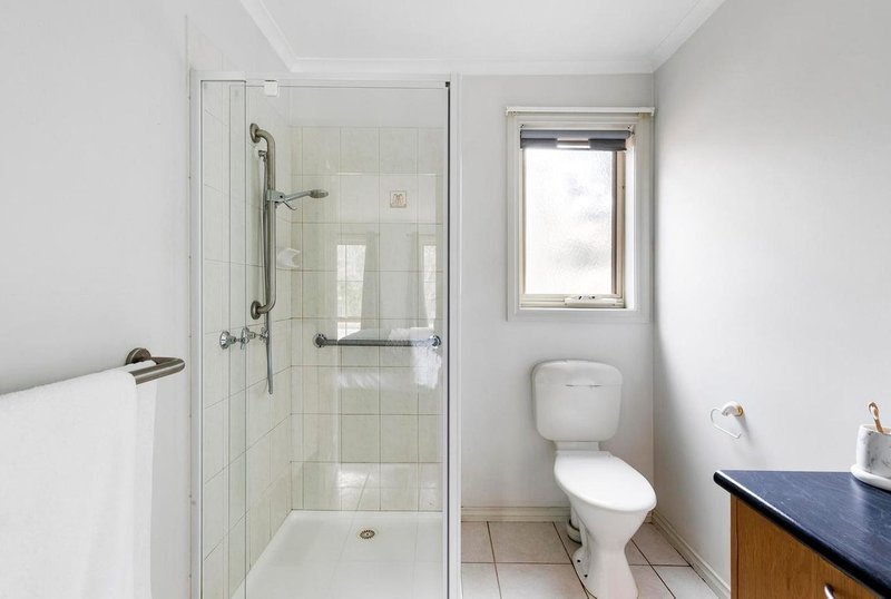 Photo - 4 Gresswell Park Drive, Watsonia VIC 3087 - Image 11