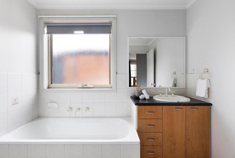 Photo - 4 Gresswell Park Drive, Watsonia VIC 3087 - Image 15