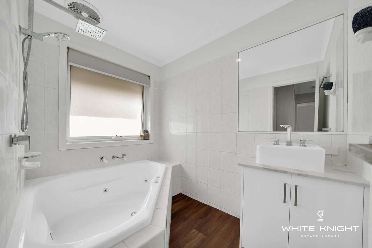 4 Gumleaf Court, Cairnlea, VIC 3023 - Image 3