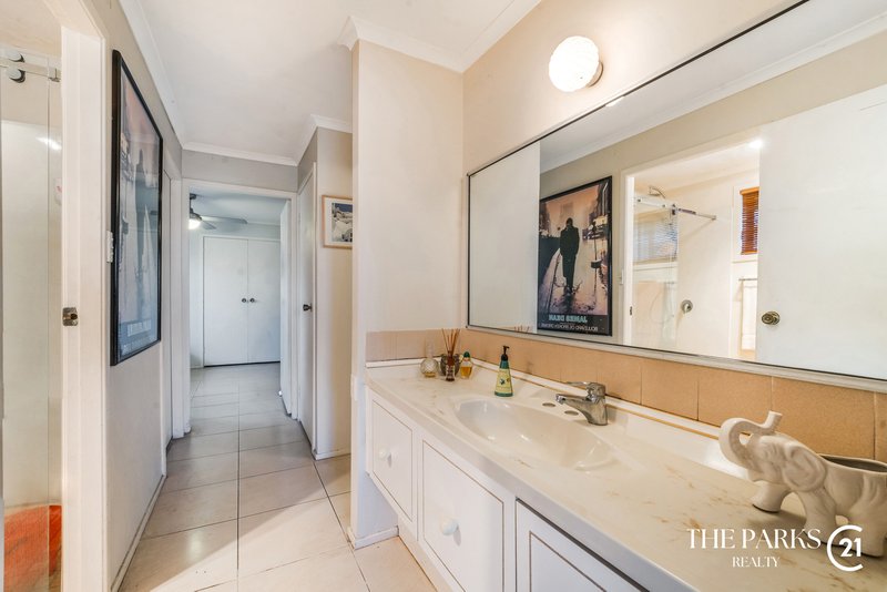 Photo - 4 Guyra Close, Bossley Park NSW 2176 - Image 8