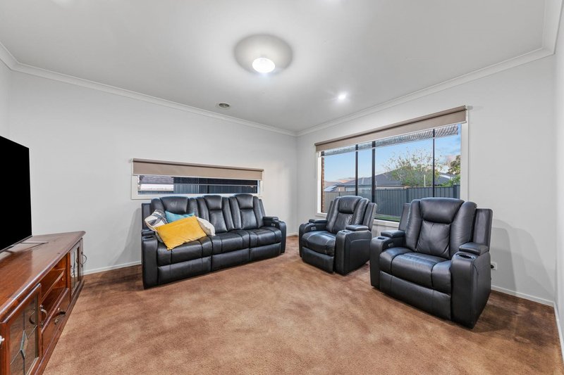 Photo - 4 Half Moon Crescent, Pakenham VIC 3810 - Image 7