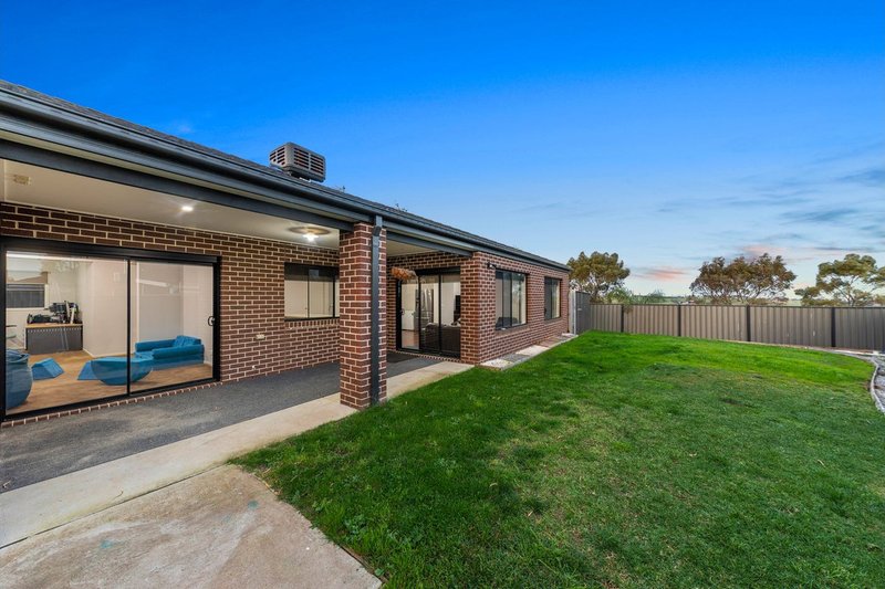 Photo - 4 Half Moon Crescent, Pakenham VIC 3810 - Image 11