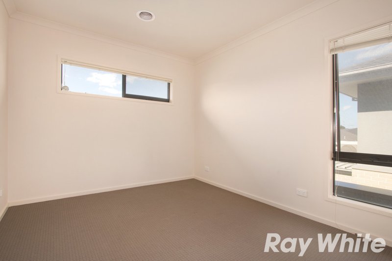 Photo - 4 Harlesden Circuit, Pakenham VIC 3810 - Image 9