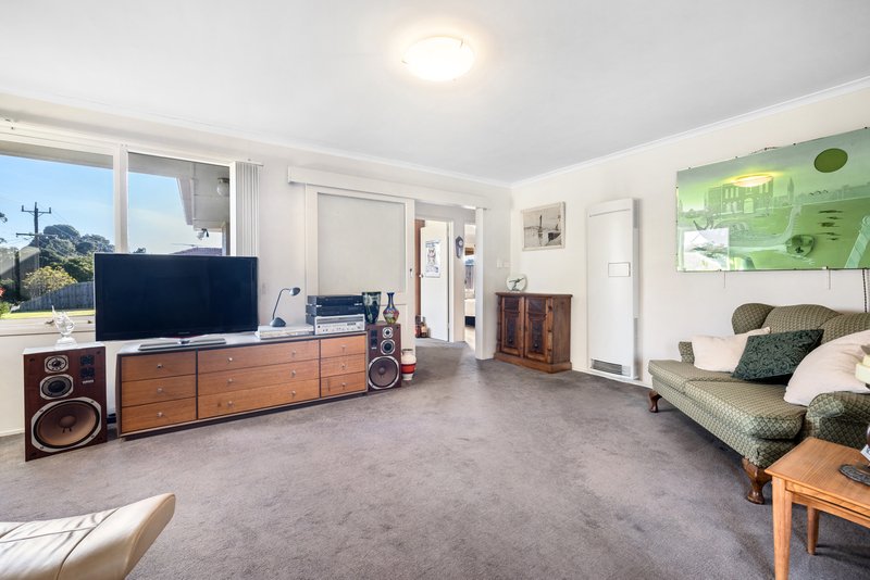 Photo - 4 Harrison Drive, Cranbourne VIC 3977 - Image 3