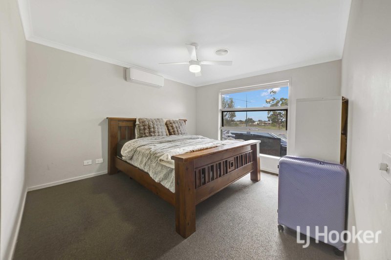 Photo - 4 Hart Crescent, Brookfield VIC 3338 - Image 3