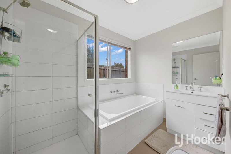 Photo - 4 Hart Crescent, Brookfield VIC 3338 - Image 4