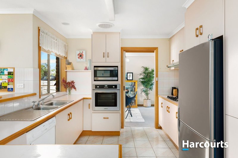 Photo - 4 Hasken Court, Berwick VIC 3806 - Image 2