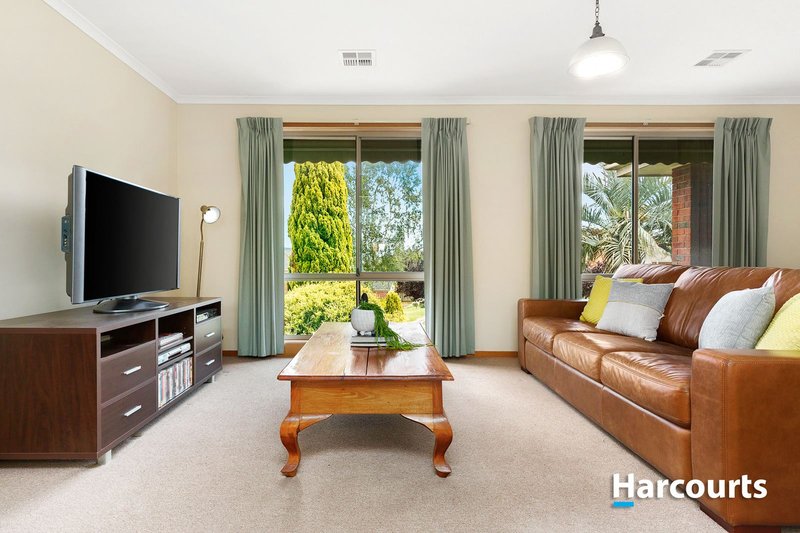 Photo - 4 Hasken Court, Berwick VIC 3806 - Image 5