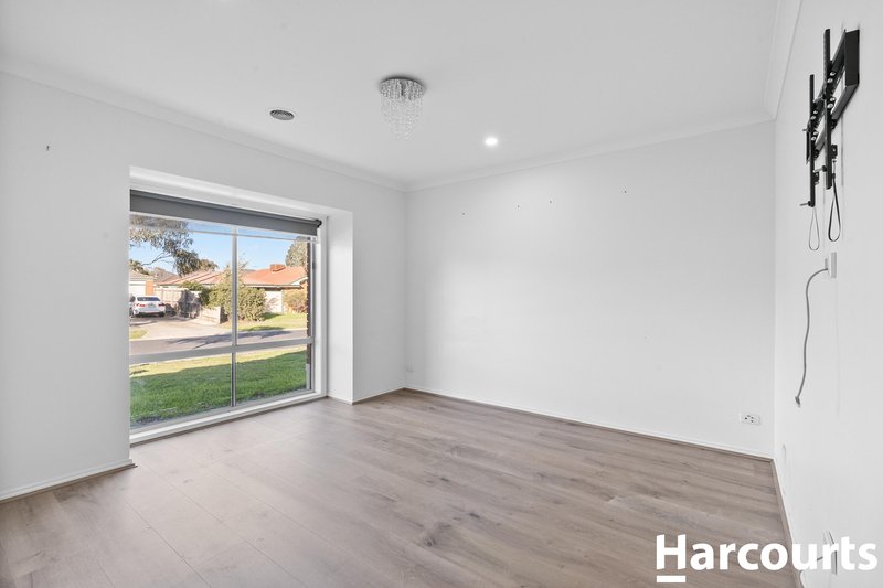 Photo - 4 Hawkhurst Court, Hoppers Crossing VIC 3029 - Image 2